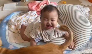 笑顔でカメラを見る赤ちゃん