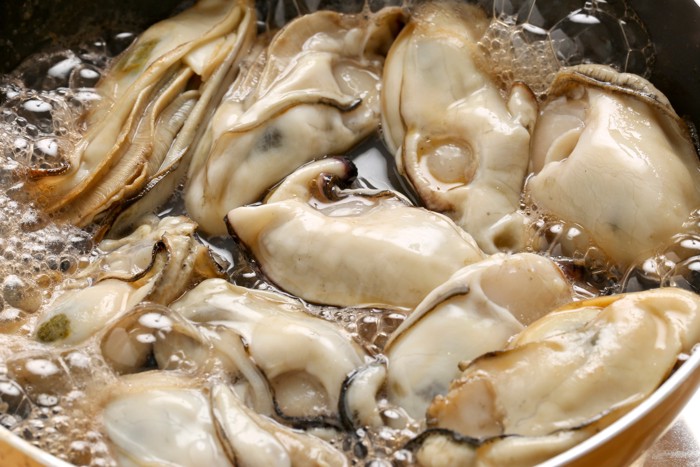 牡蠣を茹でている様子