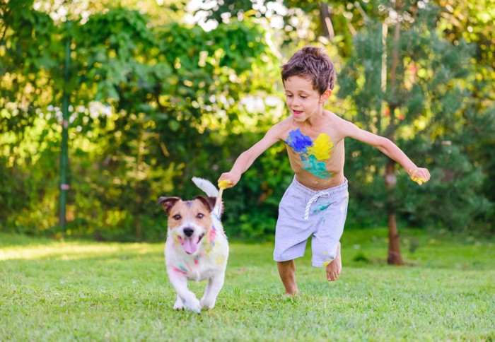 子どもから逃げる犬