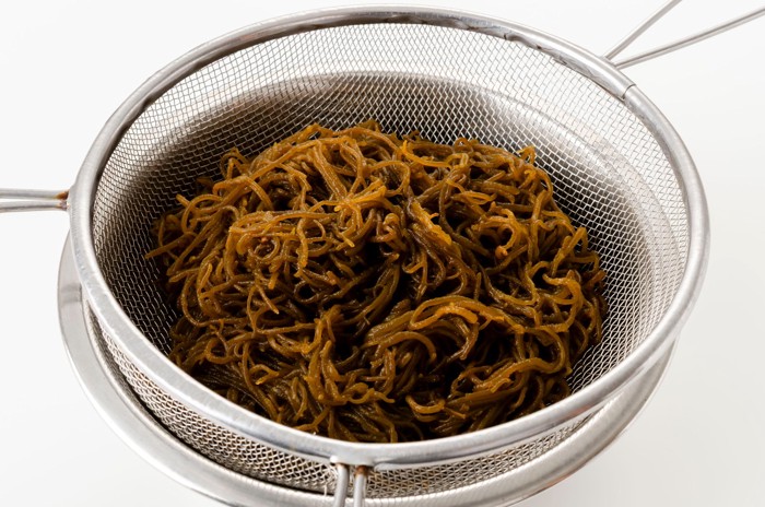 洗ってざるに入れられた生のもずく