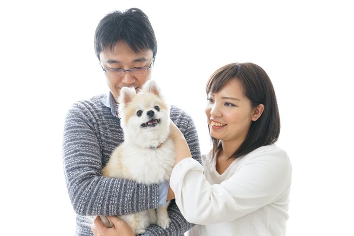 犬を抱いて可愛がる夫婦