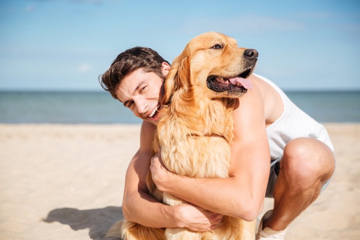 犬と遊ぶ男性