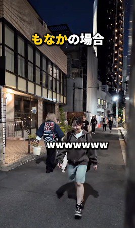 白い犬に素通りされて笑う飼い主