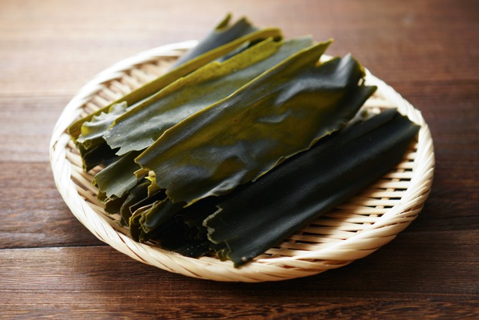 ざるの上にのせられた乾燥昆布