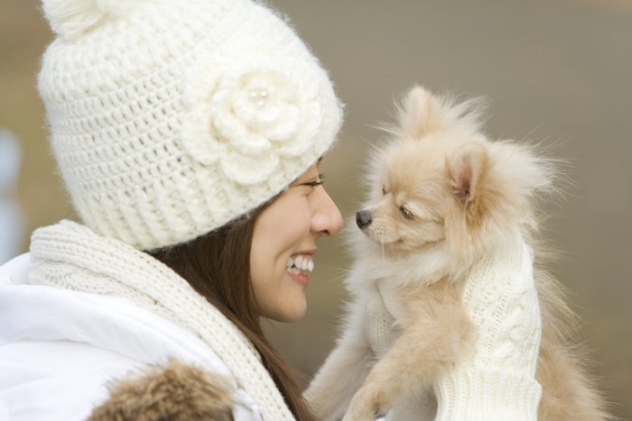 白い犬と女性