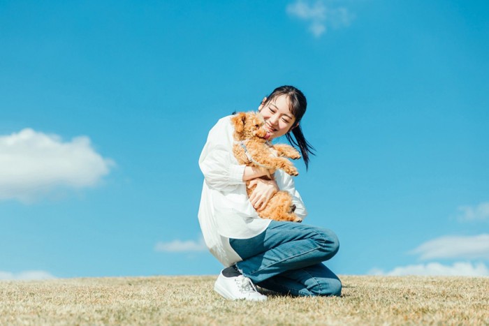 白シャツ女性と犬