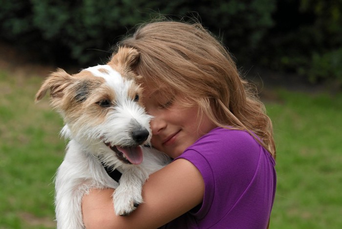 犬を抱きしめる女性