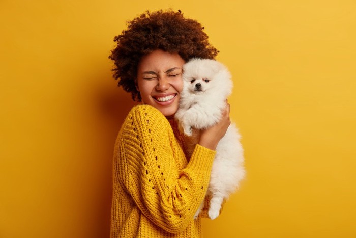 犬を抱っこする女性