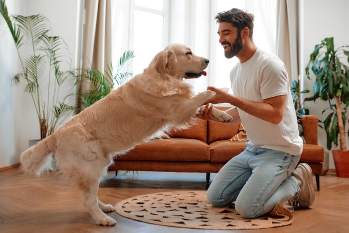 愛犬とトレーニングする男性