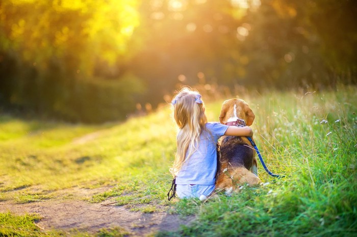 犬を抱きしめる子供