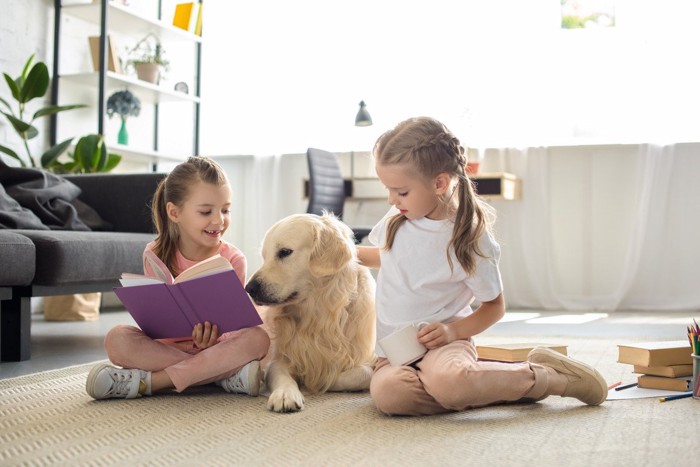 2人の女の子と犬