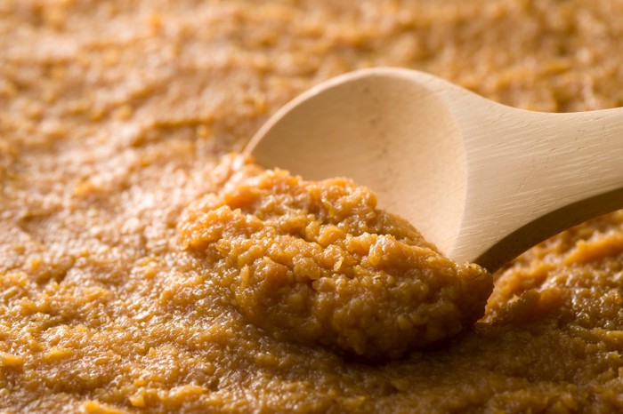 味噌をスプーンですくっている光景