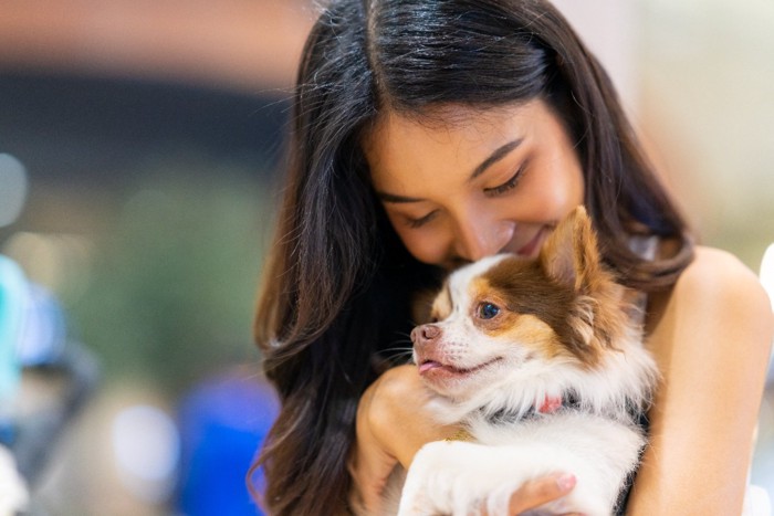 犬の頭を嗅ぐ女性