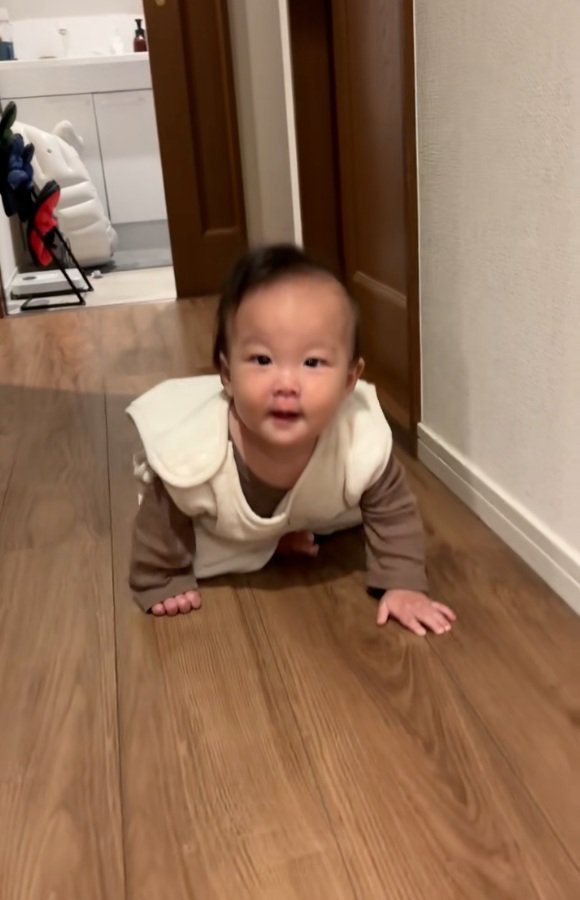 ママを見る赤ちゃん