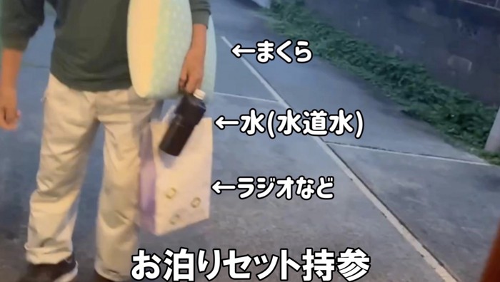 荷物を抱えて玄関先にやってきたおじいちゃん