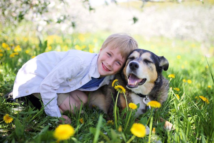 笑顔の少年と犬