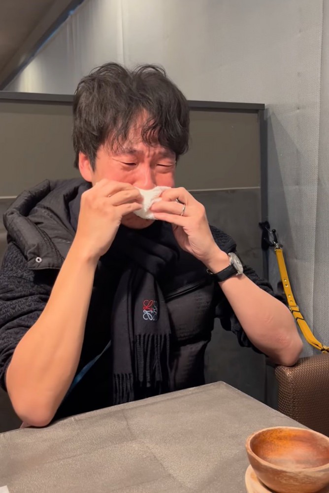 大号泣する男性