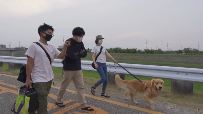 3人と1匹で河川敷へ