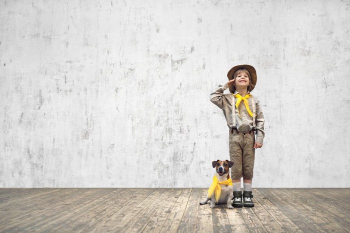 ボーイスカウトの子供と犬