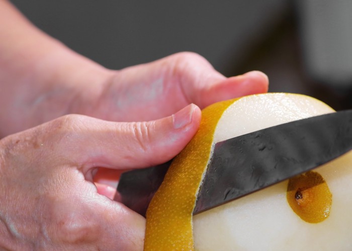 梨の皮をむいている様子