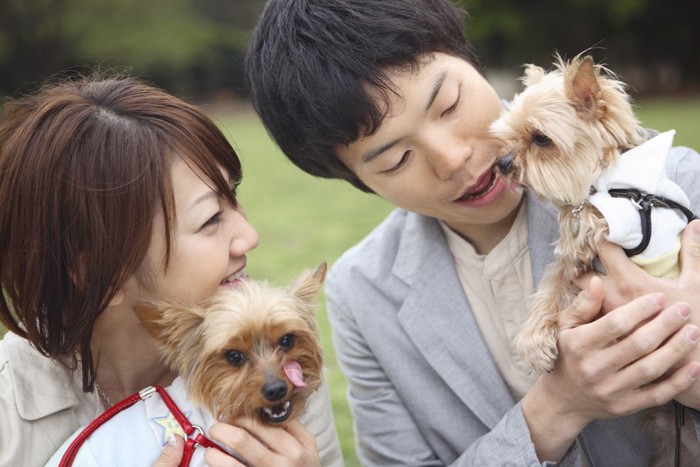 男女と二匹の犬