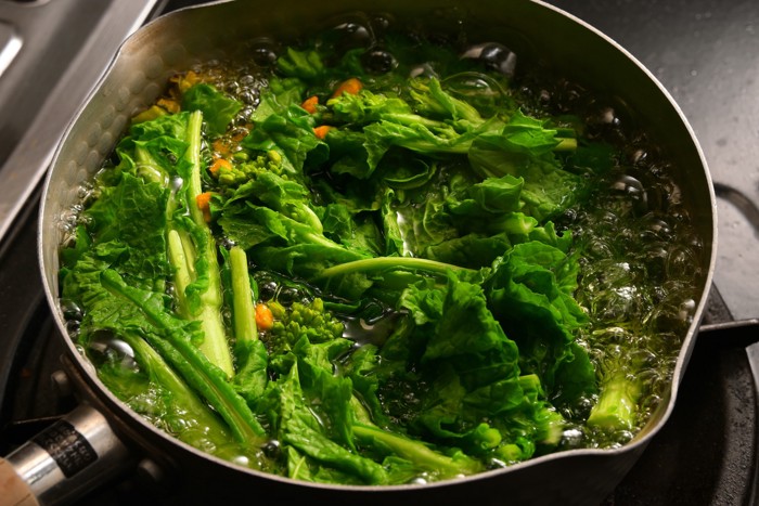 菜の花を鍋で茹でている様子