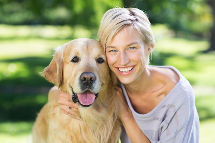 笑顔の女性と犬