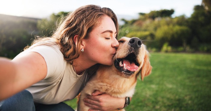 犬にキスする女性