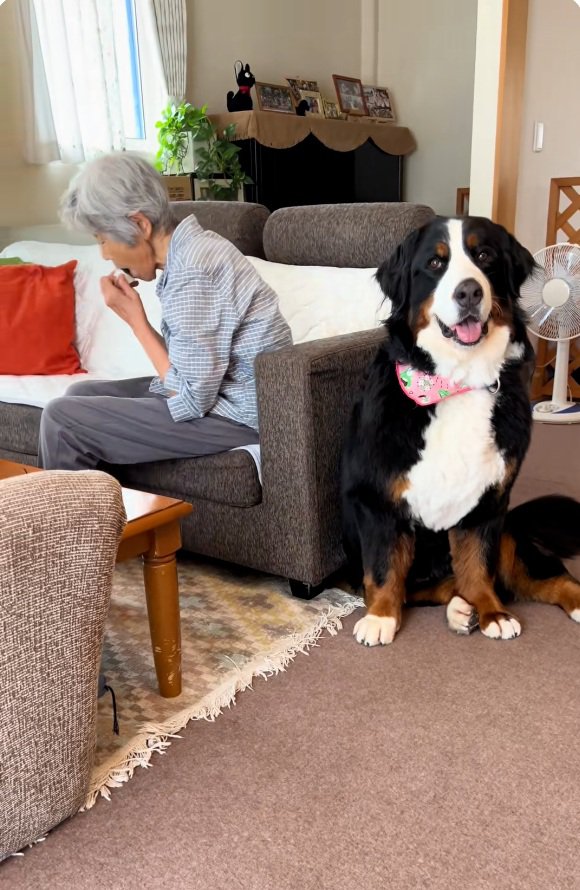 横を向いて食べるおばあちゃん