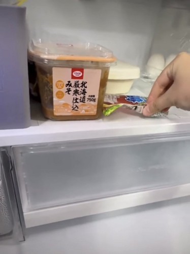 カニカマを取り出そうとする手1