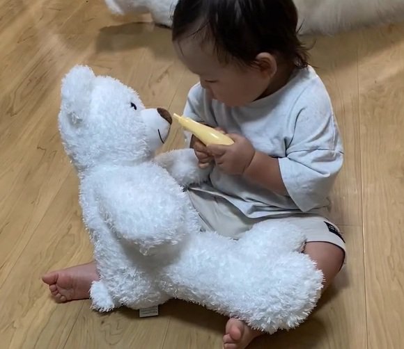 ぬいぐるみをお世話する赤ちゃん