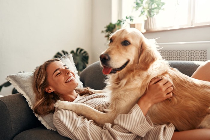 女性の上に乗っかる犬