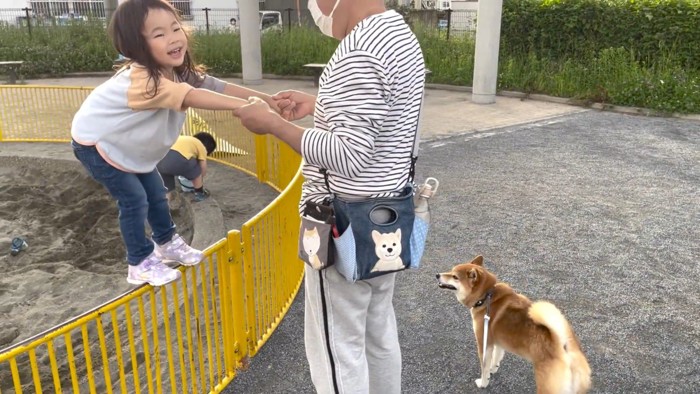 楽しそうに遊び続ける女の子