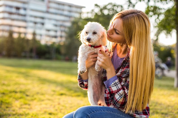 犬に指示を出している女性