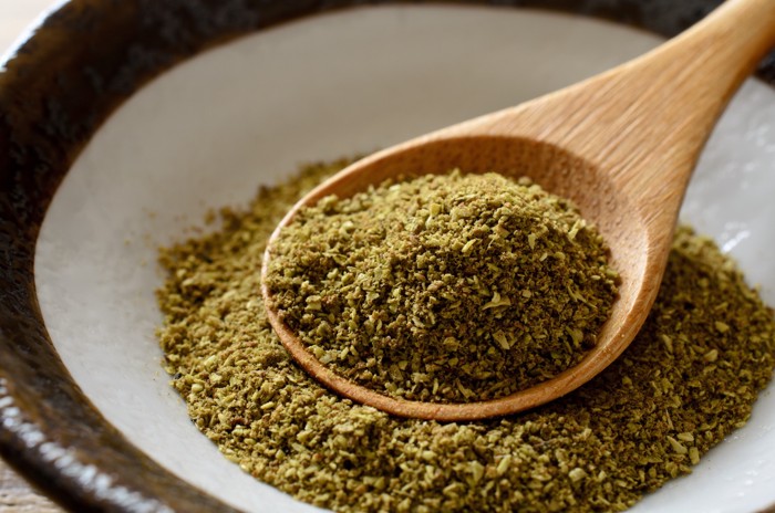 粉末状の山椒をスプーンですくっている様子