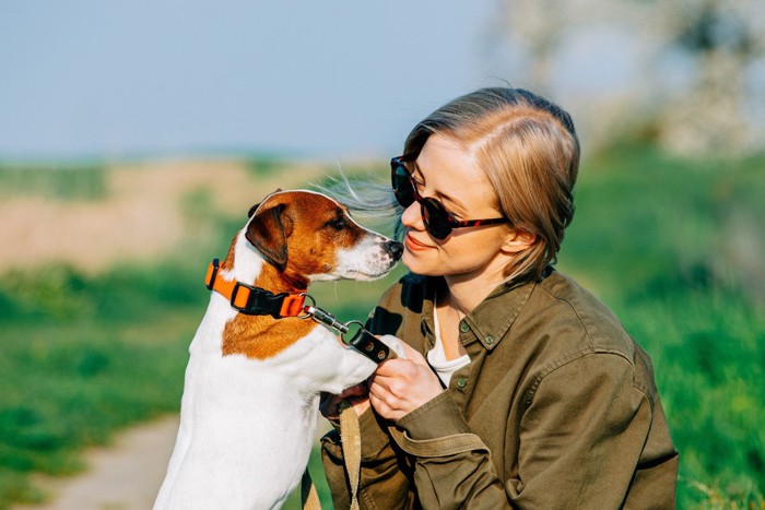 サングラスをつけた女性と犬