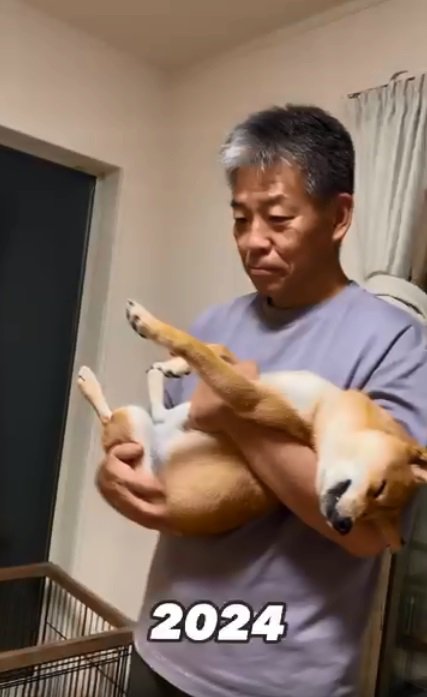 ソラちゃんを抱っこするおじいちゃん