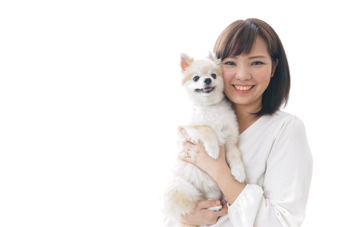 犬を抱っこする女性