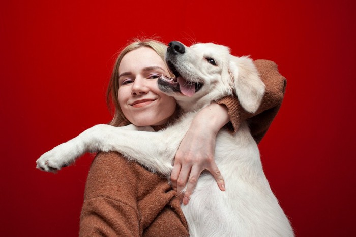 寄り添う犬と女性の後ろ姿