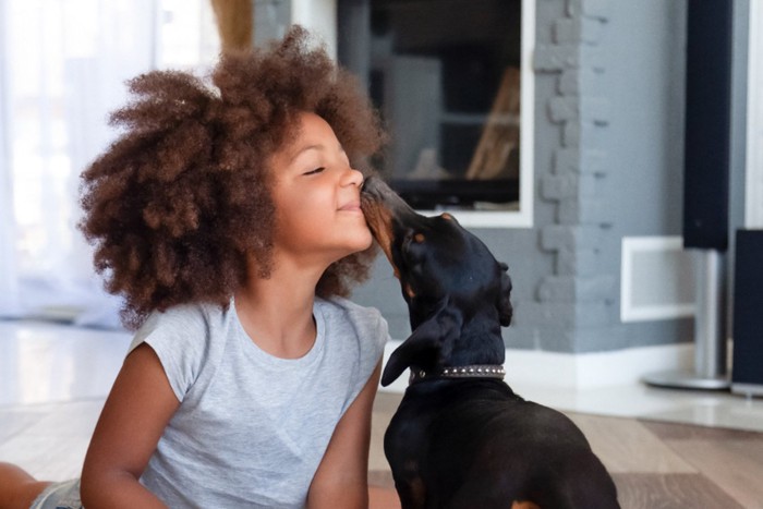 子どもにキスする犬