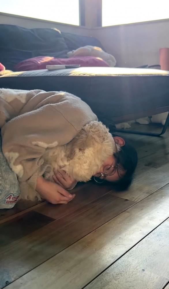 犬を抱きしめる女の子