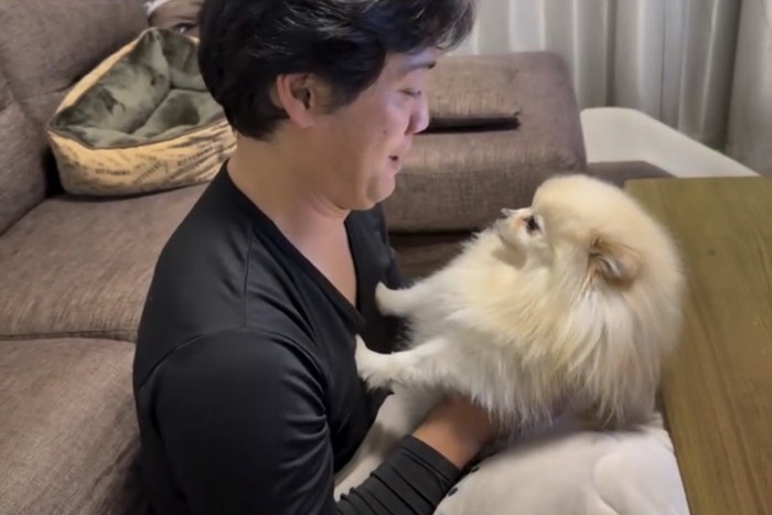 前足を使って距離を取る犬