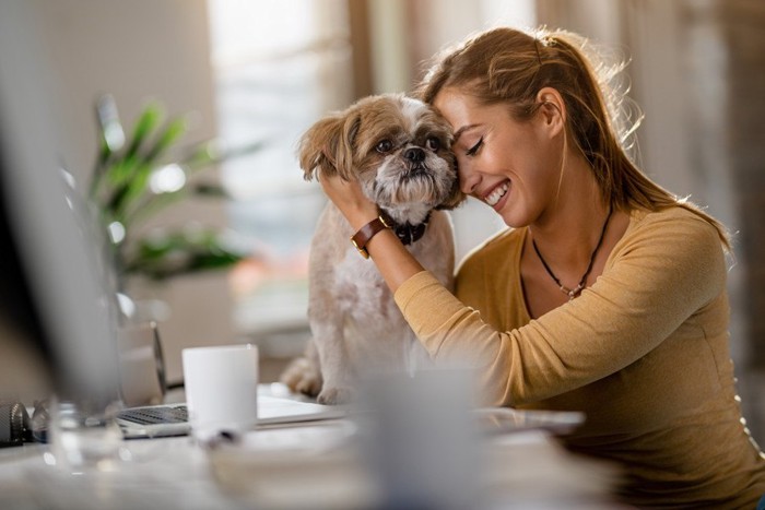 犬を抱き寄せる女性