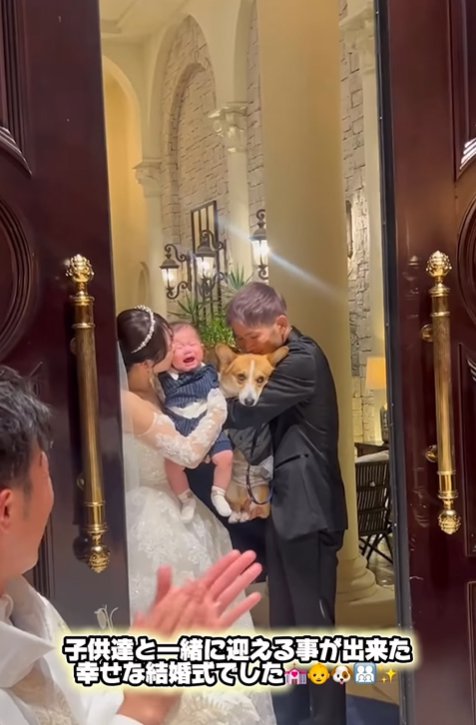 飼い主さんご家族と中型犬