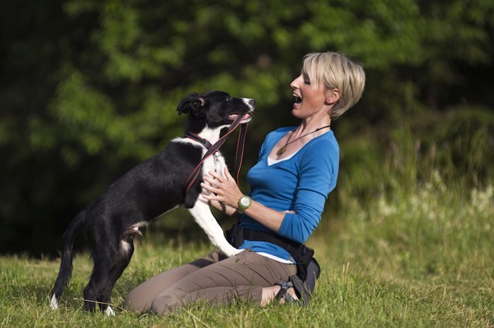 オーバーアクションの女性と犬