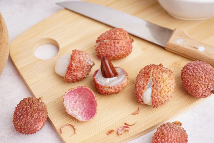 まな板の上でライチの皮や種を取ってる最中