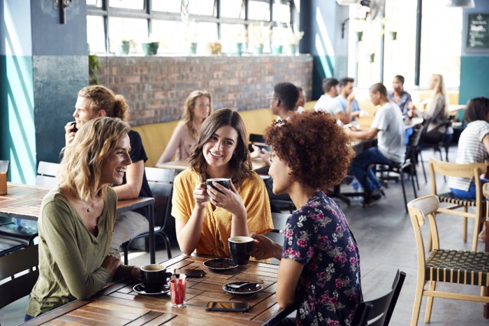 カフェで会話する女性たち