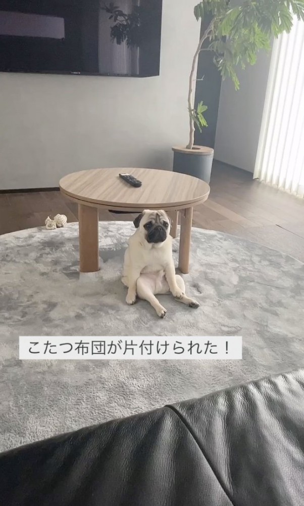 座りこむ
