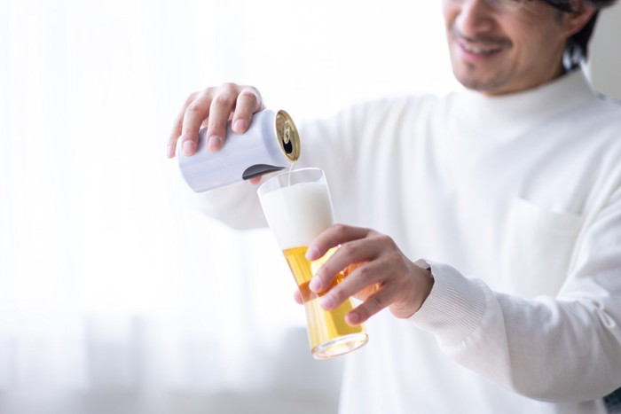 ビールを注ぐ