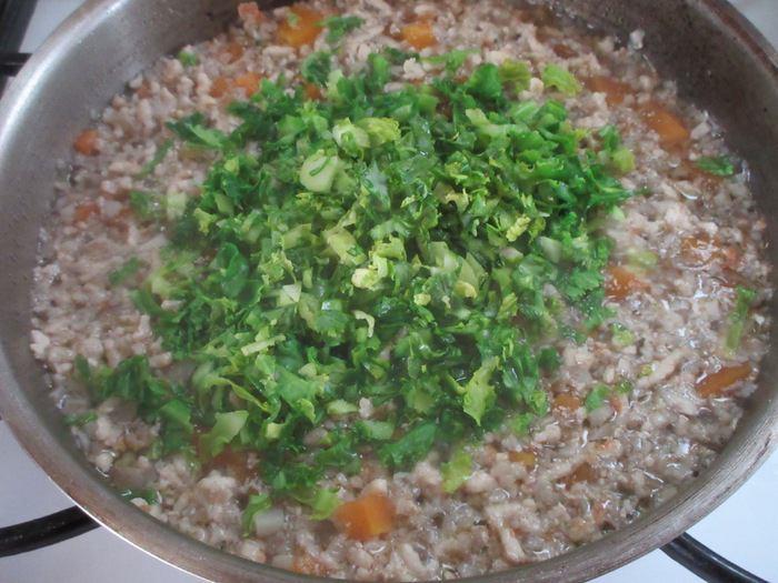 フライパンの中のひき肉と野菜